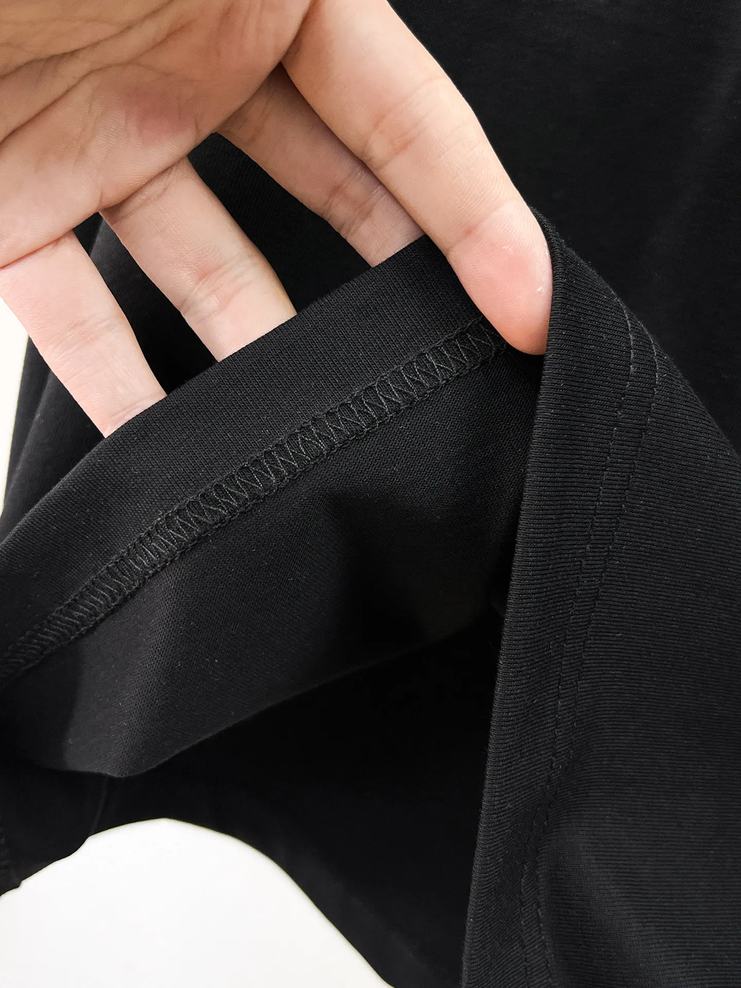 Balenciaga's high-end top-quality products 🐮2026 Spring and Summer New Arrival first counter, the latest New Arrival short-sleeved round neck T-shirt, Premium customized design, avant-garde and fashionable! Brand logo heavy craftsmanship design Premium customized 260g fabric. Soft to the touch. Comfortable to wear. Counter-level exquisite stitching. Fine workmanship. The upper body effect is incomparably handsome! A must-have item for men and women with the same style! Sizes: S~XXL When placing an order, please state your height and weight. The maximum wearing size is 210 pounds (one size larger)